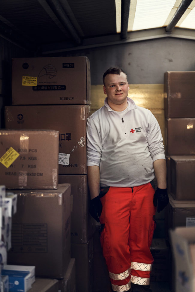 Klaus Mellenthin: Porträts und Reportage für das Deutsche Rote Kreuz Berlin beim Entladen von Atemschutzmasken in Corona Zeiten